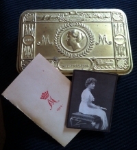 AN EXCELLENT & COMPLETE PRINCESS MARY BOX. With CIGARETTE & TOBACCO PACKS. Christmas Card & Photo of Mary. As issued at Christmas 1914 /1915 in The Great War