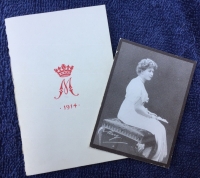 A MINT & COMPLETE PRINCESS MARY 1914 BOX. With original Cigarettes & Tobacco packs, Briar Pipe (Unsmoked) Xmas Card & Photo of Mary. Cig